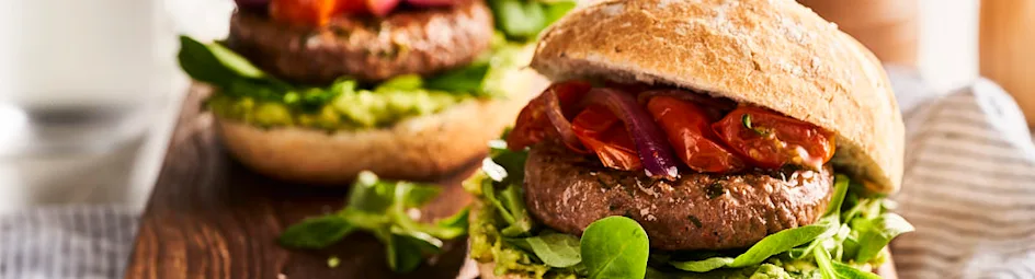 Hamburgers met geroosterde tomaatjes