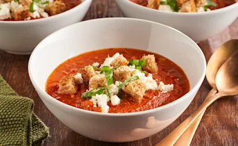 Rokerige gazpacho met feta en croutons