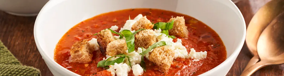 Rokerige gazpacho met feta en croutons