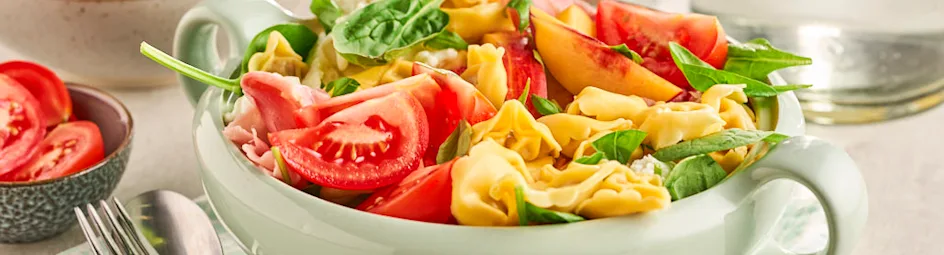 Maaltijdsalade met tomaat, nectarine en mozzarella