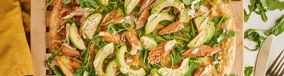 Pizza met gerookte makreel, avocado, wasabimayonaise en rucola