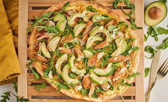 Pizza met gerookte makreel, avocado, wasabimayonaise en rucola