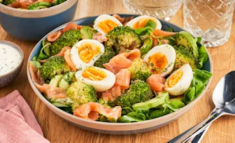 Maaltijdsalade met gerookte zalm, broccoli, avocado en yoghurtdressing