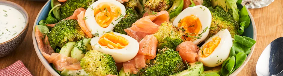 Maaltijdsalade met gerookte zalm, broccoli, avocado en yoghurtdressing