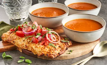 Italiaanse tomatensoep met kaas-uien bruschetta’s