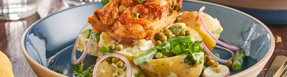 Maaltijdsalade met aardappels, sperziebonen en kip uit de oven