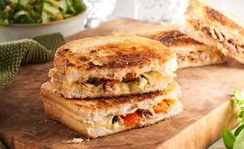 Tuna melt met frisse kruidensalade