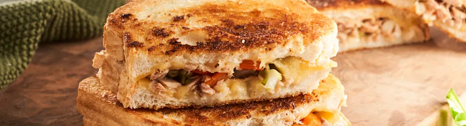 Tuna melt met frisse kruidensalade