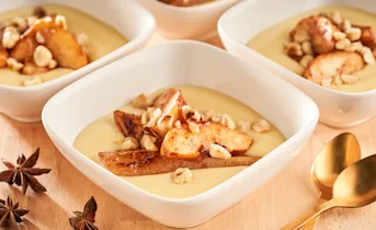 Simpel toetje van gestoofde appel, peer en vla