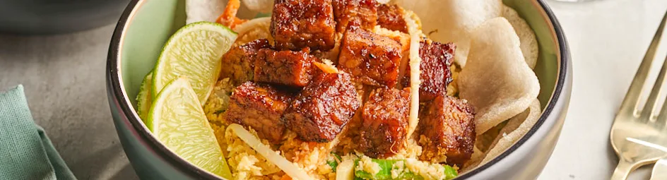 Nasi goreng van bloemkoolrijst met sticky tempeh