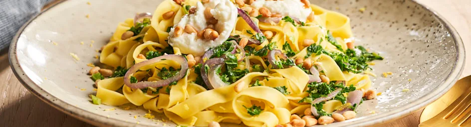 Boerenkoolpasta met gekaramelliseerde ui