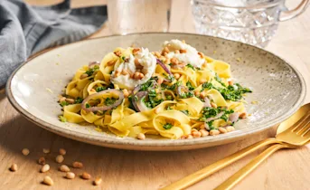 Boerenkoolpasta met gekaramelliseerde ui