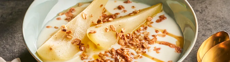 Gepocheerde peren met gekruide yoghurt en noten