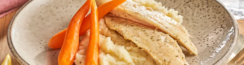 Romige aardappelpuree met pangasiusfilet en citroen-honingworteltjes