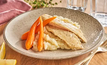 Romige aardappelpuree met pangasiusfilet en citroen-honingworteltjes