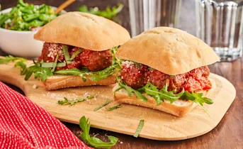 Italiaanse broodjes gehaktbal met groene-bonensalade