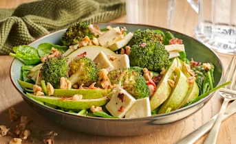 Maaltijdsalade met gegrilde broccoli, peer, brie en walnoten