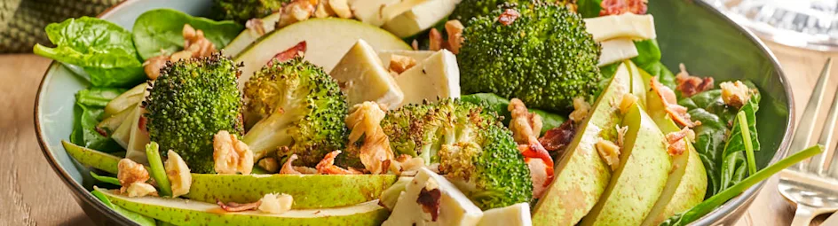 Maaltijdsalade met gegrilde broccoli, peer, brie en walnoten