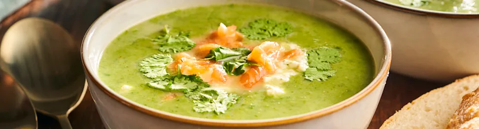 Groene groentesoep met gerookte zalm