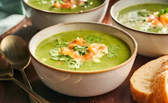 Groene groentesoep met gerookte zalm