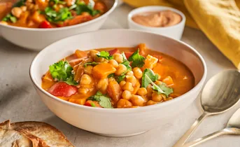 Zoete-aardappelcurry met kikkererwten en harissayoghurt