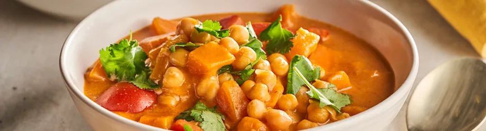 Zoete-aardappelcurry met kikkererwten en harissayoghurt