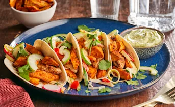 Crispy kiptaco’s met zoete aardappel en avocadosaus