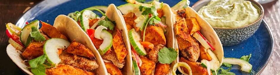 Crispy kiptaco’s met zoete aardappel en avocadosaus