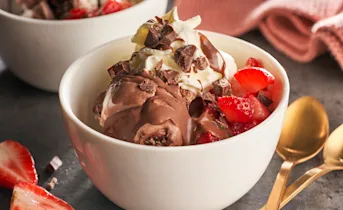 Chocolade sundae met aardbeien