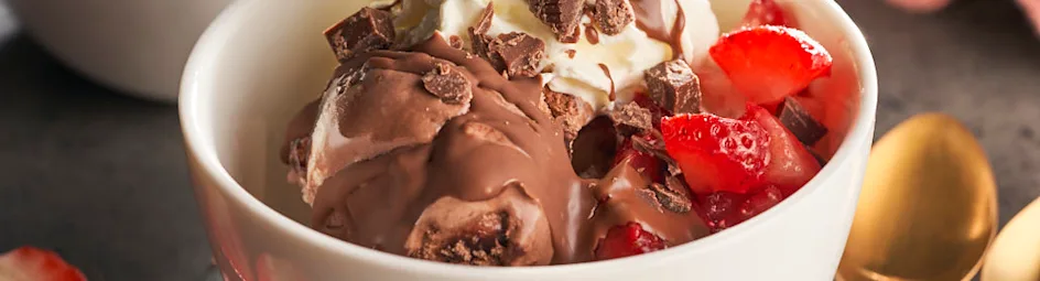 Chocolade sundae met aardbeien