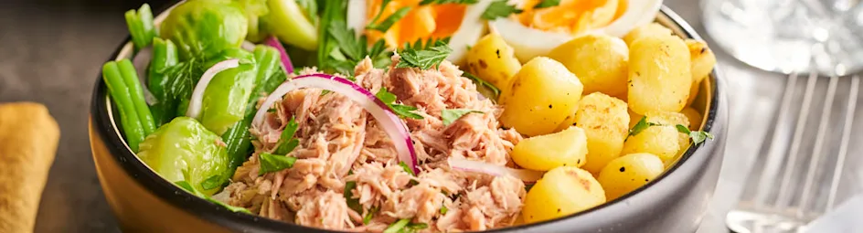 Salade niçoise met spruitjes en tonijn