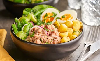 Salade niçoise met spruitjes en tonijn