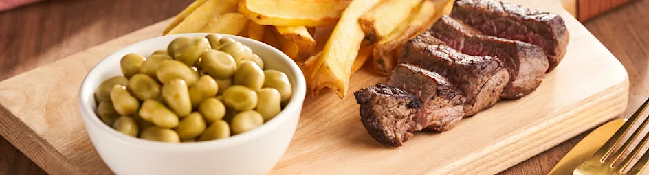 Biefstuk met frietjes, tuinbonen en kruidenmayonaise