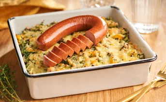 Boerenkoolstamppot uit de oven met paprika en vegetarische rookworst