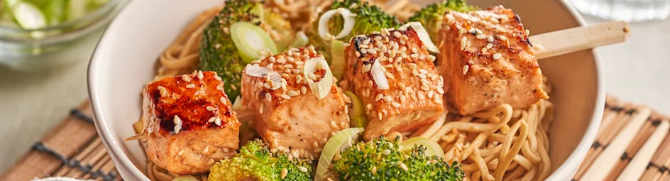 Noedels met teriyakizalm en broccoli