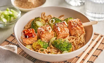 Noedels met teriyakizalm en broccoli
