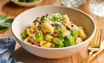 Gnocchi met romige spruitjes en spekjes