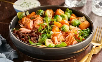 Winterse maaltijdsalade met spruitjes en zalm