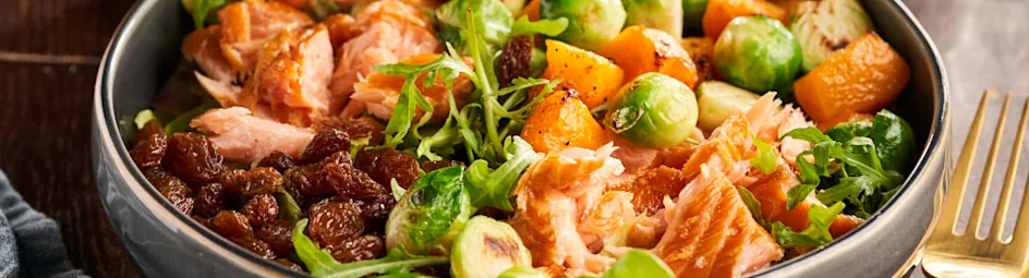 Winterse maaltijdsalade met spruitjes en zalm