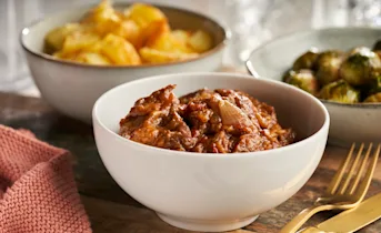 Geroosterde aardappeltjes met stoofvlees en spruitjes