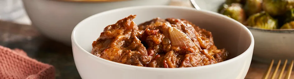 Geroosterde aardappeltjes met stoofvlees en spruitjes