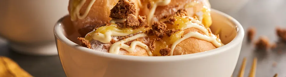 Profiteroles met mango, witte chocolade en speculaascrumble