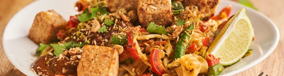 Pad thai met krokante tofu en pindasaus