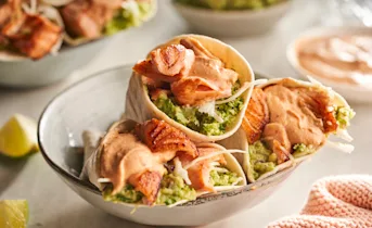 Frisse zalmtaco’s met broccolirijst en harissayoghurt