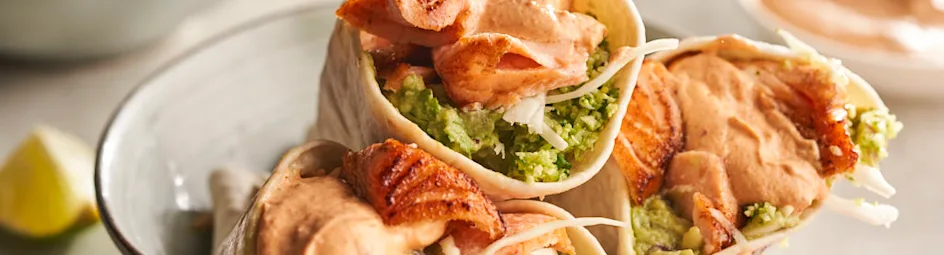 Frisse zalmtaco’s met broccolirijst en harissayoghurt