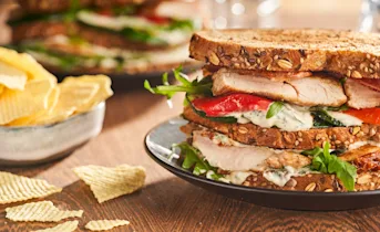 Clubsandwich met gegrilde kip en basilicummayonaise