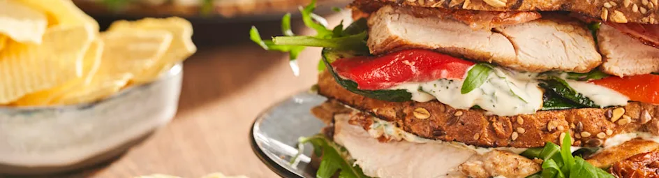 Clubsandwich met gegrilde kip en basilicummayonaise