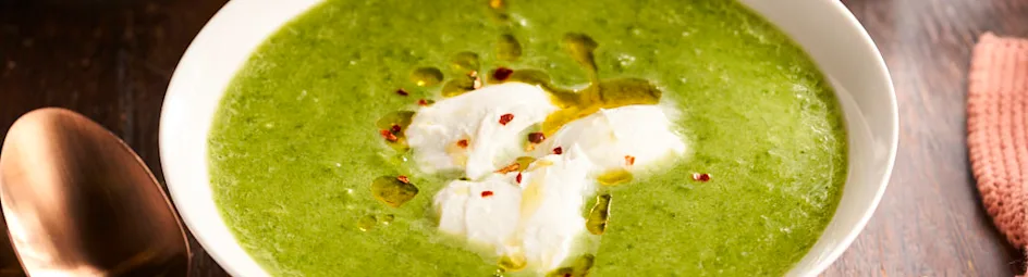 Groene groentensoep met romige mozzarella en chili olie