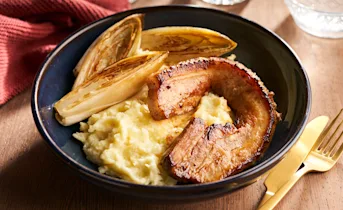 Gestoofde witlof met mandarijn, aardappelpuree en spek