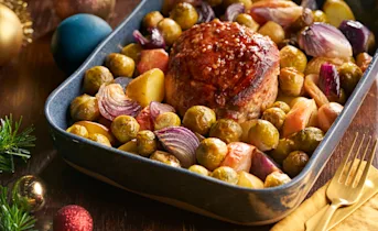 Beenham uit de oven met tricolore aardappels, spruitjes en appel